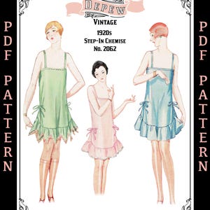 Puede incluir: Patrón PDF vintage de chemise de los años 1920. La ilustración muestra tres figuras con chemises en colores pastel con lazos y adornos de encaje. El patrón es de "Mrs. Depew" y tiene el número "No. 2062".