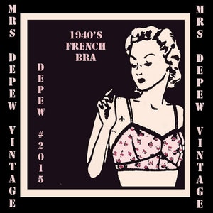 Puede incluir: Una ilustración en blanco y negro de una mujer con un sujetador floral rosa y blanco. El texto "1940's FRENCH BRA" está encima de ella. El texto "MRS DEPEW #2015 VINTAGE" está a la izquierda y a la derecha de la imagen.