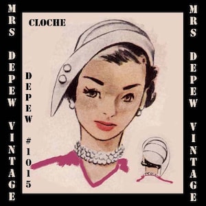 Puede incluir: Un sombrero cloche blanco con un ala ancha y un solo botón. El sombrero lo lleva una mujer con el pelo oscuro y un collar de perlas. El texto "MRS DEPEW #1015" es visible en el lado izquierdo de la imagen.