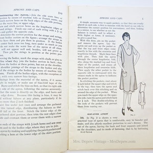 Puede incluir: Una ilustraci&oacute;n en blanco y negro de una mujer que lleva un delantal sencillo con un bolsillo. El delantal tiene una cintura fruncida y se ata al cuello. La ilustraci&oacute;n es de un libro antiguo sobre delantales y gorras.