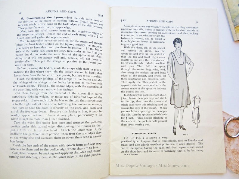 Puede incluir: Una ilustraci&oacute;n en blanco y negro de una mujer que lleva un delantal sencillo con un bolsillo. El delantal tiene una cintura fruncida y se ata al cuello. La ilustraci&oacute;n es de un libro antiguo sobre delantales y gorras.