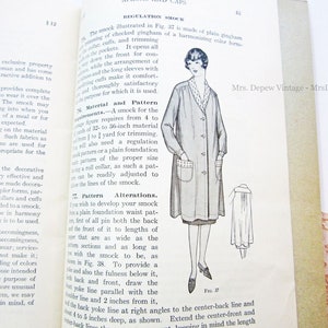 Puede incluir: Un patr&oacute;n de costura vintage para un vestido smock. El patr&oacute;n incluye instrucciones e ilustraciones para hacer un smock con cuello, bolsillos y mangas largas. El patr&oacute;n es de la d&eacute;cada de 1920 y presenta a una mujer usando el smock. El texto en la p&aacute;gina dice "Regulation Smock" y "Mrs. Depew Vintage - MrsDepew.com".