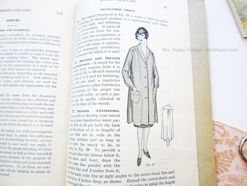 Puede incluir: Un patr&oacute;n de costura vintage para un vestido smock. El patr&oacute;n incluye instrucciones e ilustraciones para hacer un smock con cuello, bolsillos y mangas largas. El patr&oacute;n es de la d&eacute;cada de 1920 y presenta a una mujer usando el smock. El texto en la p&aacute;gina dice "Regulation Smock" y "Mrs. Depew Vintage - MrsDepew.com".