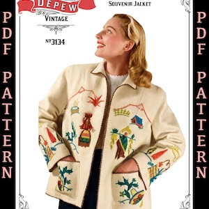 Puede incluir: Una chaqueta de color crema con bordados coloridos de varias escenas y objetos, incluyendo un sombrero, plantas y estructuras. La prenda tiene cuello, mangas largas y dos bolsillos delanteros. El texto dice Mrs. Depew Vintage 1940s Embroidered Souvenir Jacket No 3134 PDF Pattern.