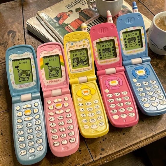 Mini Flip Phone Gashapon Retro Hamster-Themed Cellphone Charm New Color Variant Anime Toy Accessories, flip phone 90s y2k mel petit gachapon