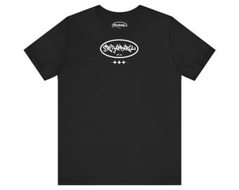 Könnte beinhalten: Schwarzes T-Shirt mit einem weißen ovalen Logo, auf dem "SMASHWARE" in einer Graffiti-Schrift steht.