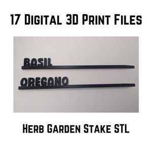 Op de afbeelding: Twee zwarte plastic kruidentuinpalen met de woorden "BASIL" en "OREGANO" erop gedrukt. 17 DIGITALE 3D-PRINTBESTANDEN. KRUIDEN-TUINPAAL STL.
