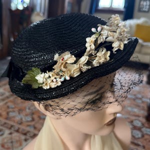 EXCEPTIONAL 1940s\' BLACK STRAW FEDORA WITH IVORY EDGED TRIM & FEATHERS Men main image 2