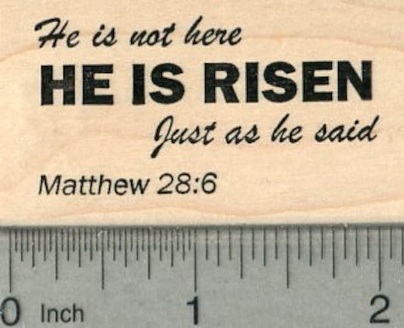 以下が含まれることがあります： 「He is not here HE IS RISEN Just as he said Matthew 28:6」というテキストが刻まれた木製のゴム印。