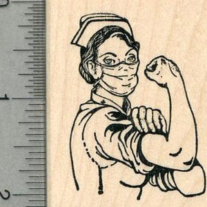Tampon en caoutchouc Infirmière, pose de Rosie la riveteuse 2 po. de haut, série Héros de la santé H36605, montage sur bois