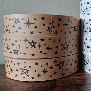 Cinta de papel kraft autoadhesiva con estrellas negras: ideal para embalajes y regalos - 24 mm x 50 m - Sin plástico/Reciclable/Ecológica