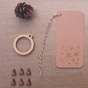 Etiquetas de presente festivas impressas à mão com estrela dourada de tamanho grande, cor bege amarelo, cartão liso, preço, etiquetas penduradas