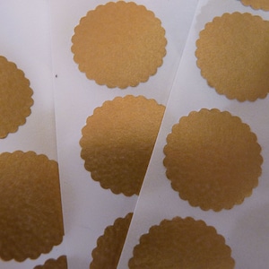 Sellos de sobre de pegatina de círculo de oro rico con bordes festoneados