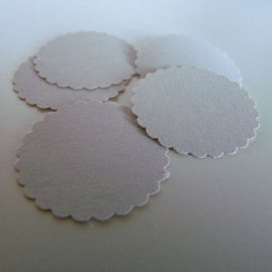 Sellos de sobre de pegatina circular - gris paloma con bordes festoneados