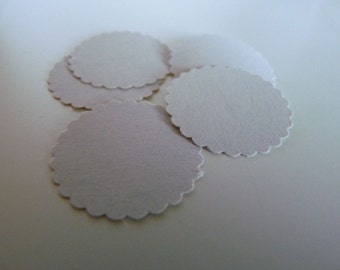 Circle sticker envelope seals - dove grey with scalloped edges