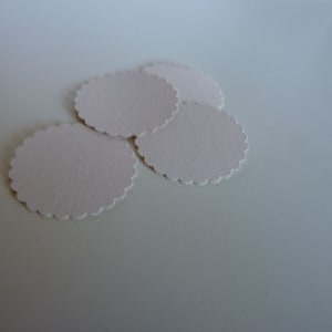 Sellos de sobre de pegatina circular - porcelana blanca con bordes festoneados