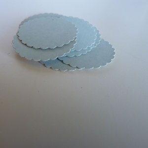 Selos de envelope autocolantes circulares - azul claro com bordas recortadas