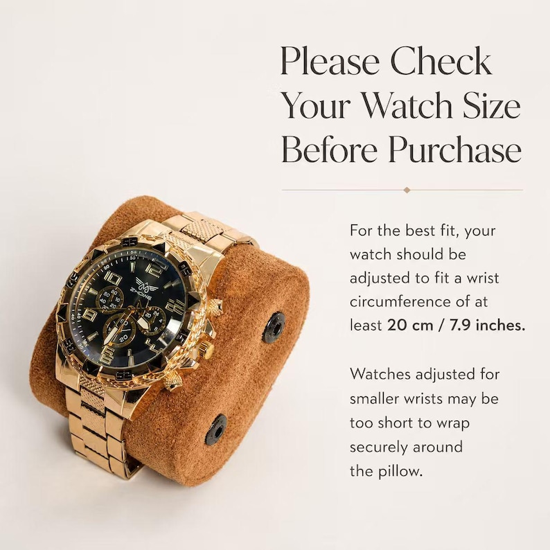 K&ouml;nnte beinhalten: Eine goldfarbene Analoguhr mit schwarzem Zifferblatt und Metallgliederarmband, befestigt auf einem braunen Kissen in Wildlederoptik. Der Text lautet: Please Check Your Watch Size Before Purchase. Die Uhr sollte f&uuml;r einen Handgelenksumfang von mindestens 20 cm angepasst sein.