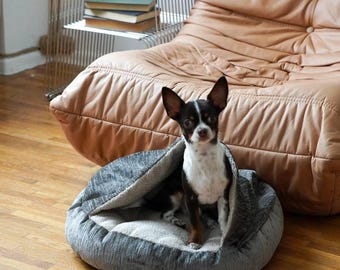 犬と猫の洞窟ベッドフード付きデンピロー、不安な猫と小型犬のための傷防止ペットベッドギフト