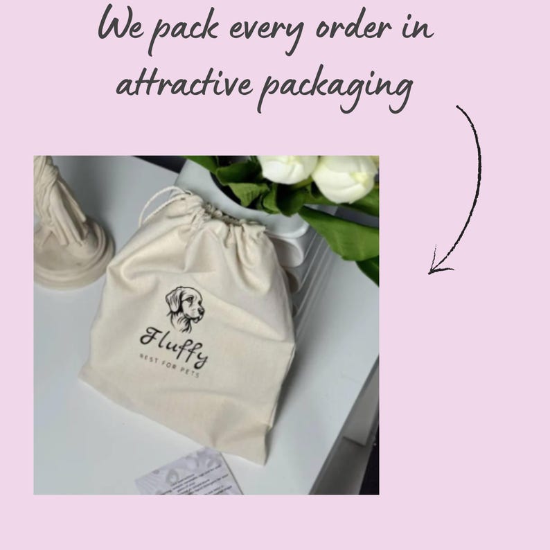 Puede incluir: Una bolsa beige con cord&oacute;n, con un logotipo de perro y la palabra "Fluffy" impresa. La bolsa est&aacute; sobre una superficie blanca, con flores blancas y vegetaci&oacute;n en el fondo. El texto "We pack every order in attractive packaging" es visible.