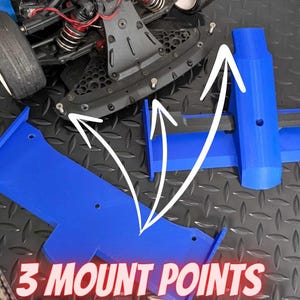Pu&ograve; includere: Tre pezzi di plastica blu per un'auto, con tre punti di montaggio indicati da frecce. Il testo "3 MOUNT POINTS" &egrave; visibile nell'immagine.
