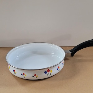Puede incluir: Sartén de esmalte blanco con mango negro y diseño floral con tulipanes rojos, amarillos y azules.