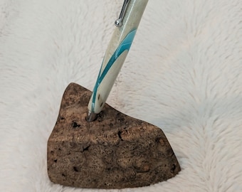 Penna agrifoglio che si illumina al buio con acrilico blu e accenti cromati