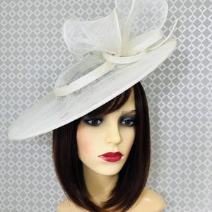 Beautiful Ivory / cream Hatinator fascinator. Perfect for wedding , race day or celebration.