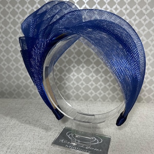 Piękna opaska fascynator halo blue knot. Na wesela, imprezy, wyścigi lub specjalne okazje.