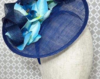 Royal Blue Sinamay Fascinator met witte orchideeën – hoofddeksels bruiloft, racedag