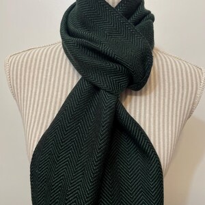 Bufanda de espiga tejida a mano en merino tencel color esmeralda y negro imagen 7