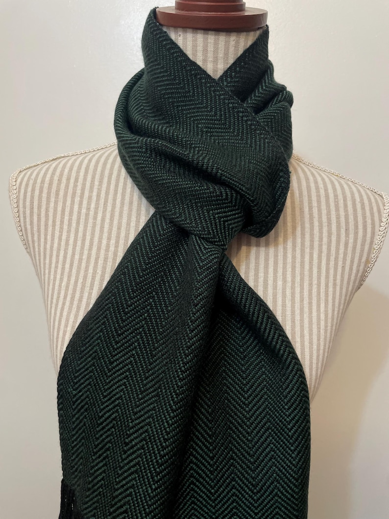 Bufanda de espiga tejida a mano en merino tencel color esmeralda y negro imagen 7