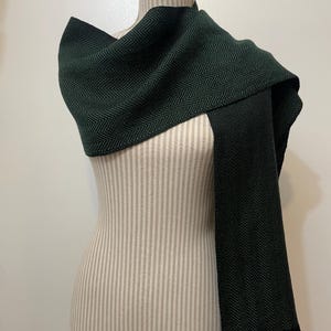 Bufanda de espiga tejida a mano en merino tencel color esmeralda y negro imagen 3