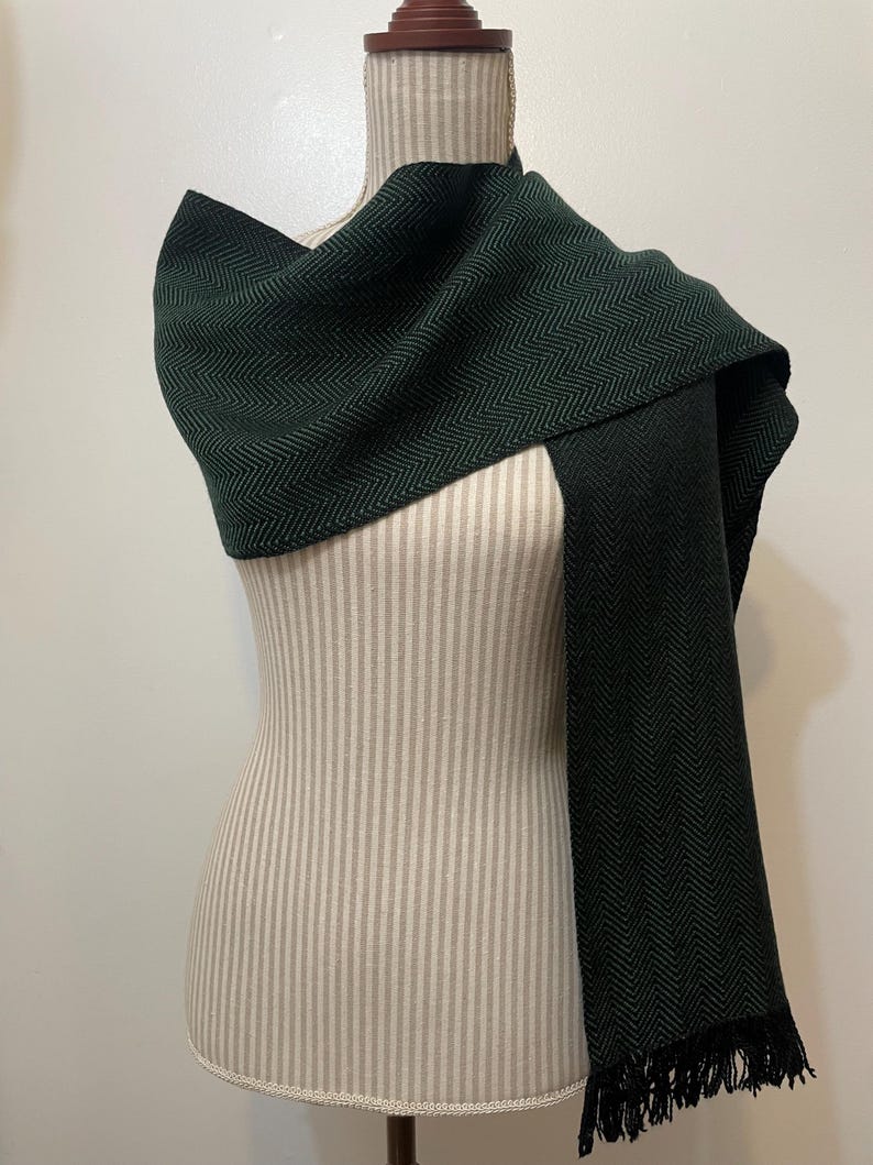 Bufanda de espiga tejida a mano en merino tencel color esmeralda y negro imagen 3