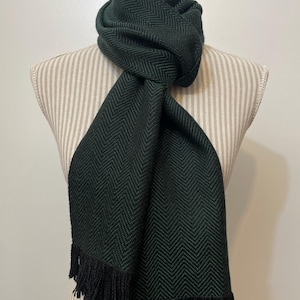 Bufanda de espiga tejida a mano en merino tencel color esmeralda y negro imagen 1