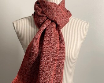 Bambú y algodón: bufanda de sarga tejida a mano en coral y verde pino