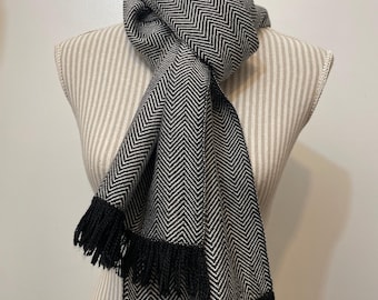 Bufanda de espiga tejida a mano en merino tencel negro y natural