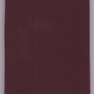 Puede incluir: Una cubierta de libro de color marr&oacute;n oscuro.