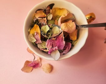 Edible Flower Garnish: Organic Floral Mix for Desserts & Cocktails