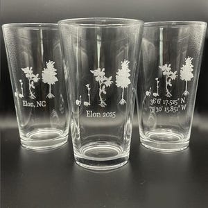 刻印入りオーク苗木パイントグラス、エロン NC 大学記念品、パーソナライズされたビールグラス、卒業記念品、パーソナライズされた卒業生記念品