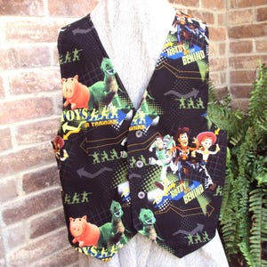 Chaleco de Toy Story - Woody con sus amigos - Ningún juguete se queda atrás - Chaleco para adultos tallas S, M y L, chaleco cosplay imagen 1