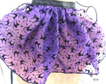 Jabot de gasa morada con gatos negros en terciopelo, tiene un lazo de cinta negro