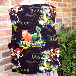 Chaleco de Toy Story - Woody con sus amigos - Ningún juguete se queda atrás - Chaleco para adultos tallas S, M y L, chaleco cosplay imagen 3