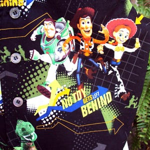 Chaleco de Toy Story - Woody con sus amigos - Ningún juguete se queda atrás - Chaleco para adultos tallas S, M y L, chaleco cosplay imagen 2