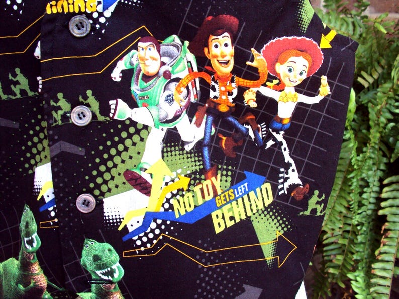 Chaleco de Toy Story - Woody con sus amigos - Ningún juguete se queda atrás - Chaleco para adultos tallas S, M y L, chaleco cosplay imagen 2