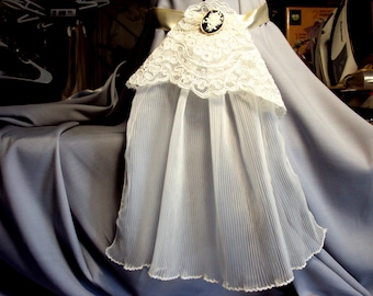 Jabot de encaje y gasa plisada para mujer con broche, pieza de cuello victoriano