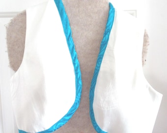 Chaleco Aladino de brocado blanco para niños: ribete turquesa, talla 8