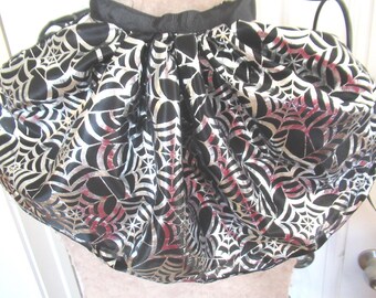Jabot negro con telarañas plateadas. Tiene un divertido lazo negro para el cuello.