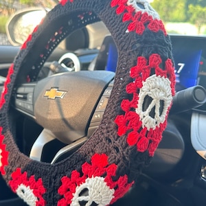 Housse de volant tête de mort rouge, housse de ceinture de sécurité au crochet, housse de volant au crochet, accessoires de voiture pour femmes, accessoires de voiture au crochet