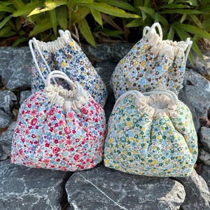 Kleine Gesteppte Schminktasche Blumen Make Up Tasche Handgemachte ästhetische Kosmetiktasche Blumen Kosmetiktasche Gesteppte Baumwolle Reise-Beutel Brautjungfer Geschenk